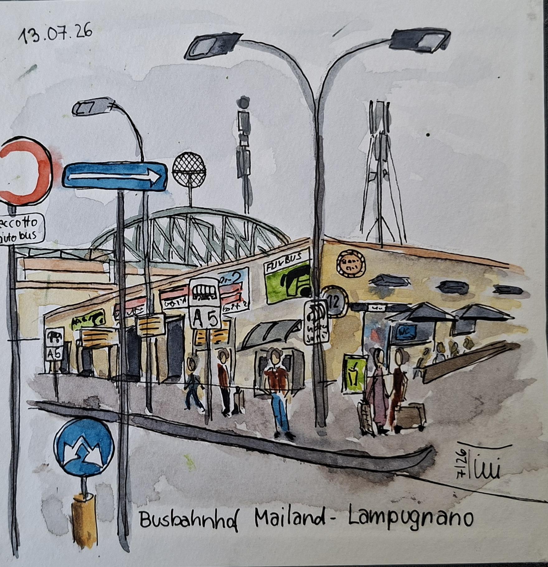 Die Aquarellzeichnung zeigt ein flaches Gebäude mit mehreren Eingängen. An der Hauswand sind über den Eingängen große Plakate. Auf dem Fußweg davor stehen Personen mit Koffern, Abfahrtstafeln und Straßenlaternen. Seitlich vom Gebäude sitzen Personen unter zwei aufgespannten Sonnenschirmen. Im Vordergrund sind verschiedene Verkehrszeichen. Die Zeichnung mit mit dem Datum und "Busbahnhof Mailand Lampugnano" beschriftet.