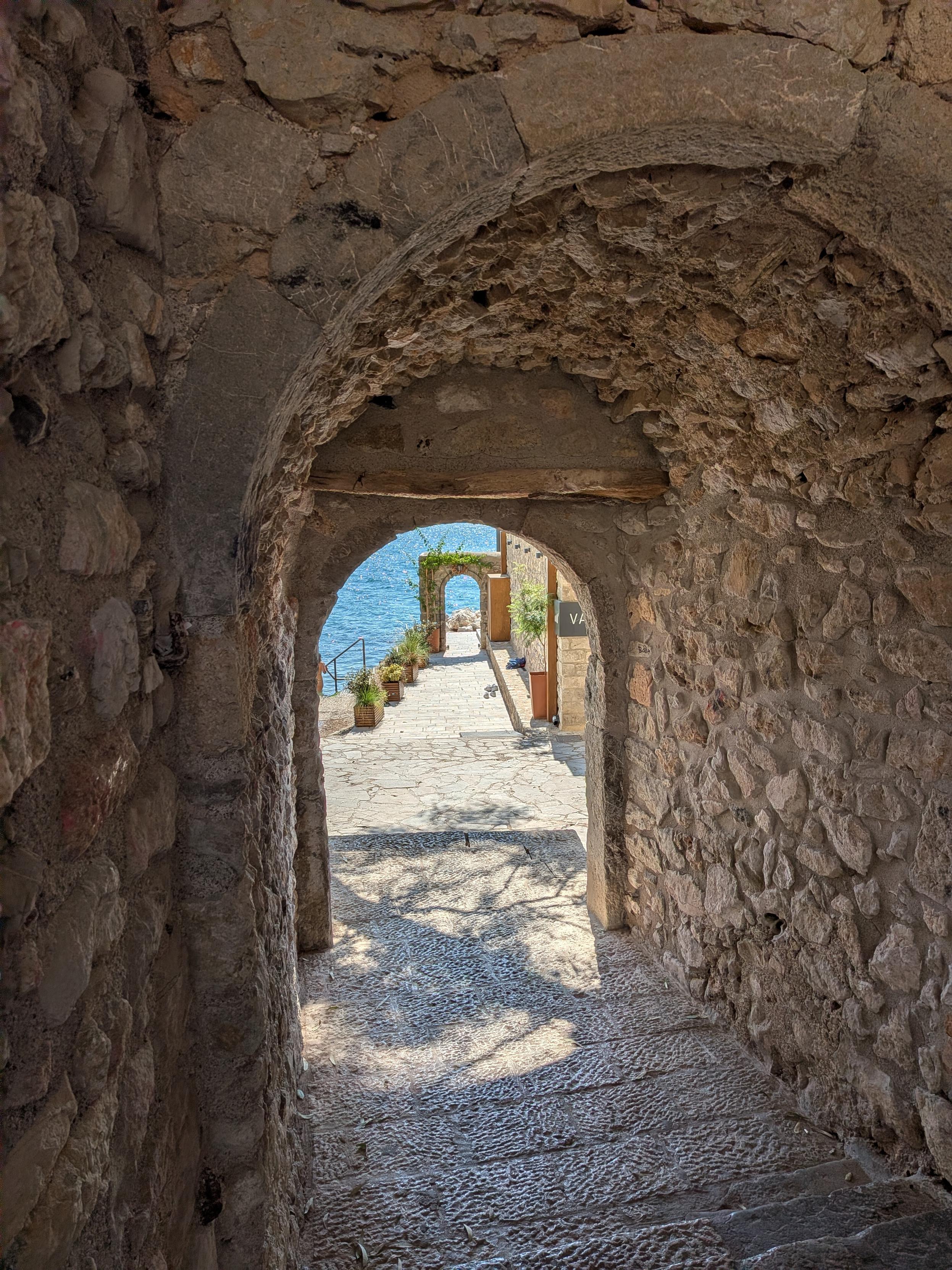 Ein Blick durch ein altes Tor in der Stadtmauer